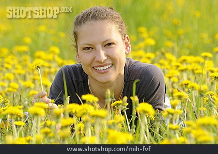 
                Junge Frau, Blumenwiese, Naturnah                   