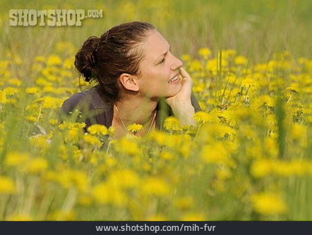 
                Junge Frau, Blumenwiese, Verträumt, Naturnah                   