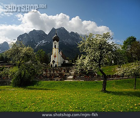 
                Kirche, Friedhof, Alpen                   