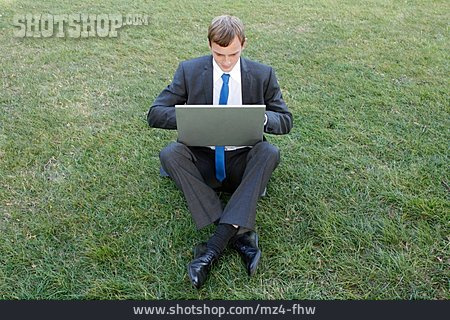 
                Geschäftsmann, Mobile Kommunikation, Laptop                   