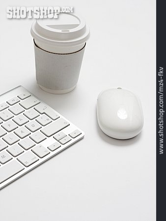
                Computermaus, Tastatur, Kaffeebecher                   