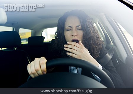 
                Gefahr & Risiko, Gähnen, Autofahren, Autofahrerin, übermüdet                   