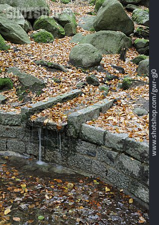 
                Siegfriedbrunnen, Nibelungensteig, Nibelungenbrunnen                   