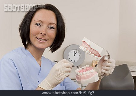 
                Zahnärztin, Zahnarzthelferin, Zahnreinigung                   