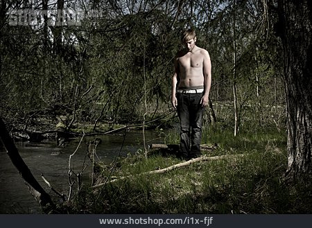 
                Isolation & Einsamkeit, Junger Mann, Wald, Hoffnungslos                   