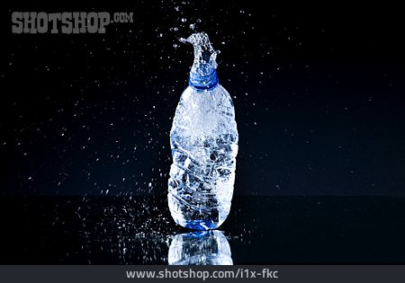 
                Wasser, Mineralwasser, Wasserflasche, Spritzen                   