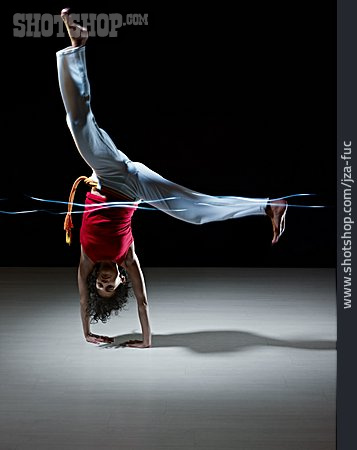 
                Handstand, Tänzerin, Akrobatisch                   