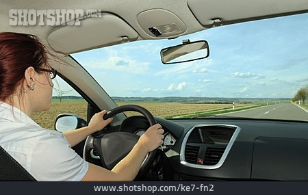 
                Fahren, Autofahrerin                   