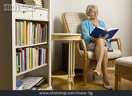 
                Seniorin, Bildung, Lesen, Bücherregal, Gebildet                   