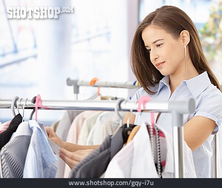 
                Junge Frau, Einkauf & Shopping, Auswahl, Kleiderstange                   