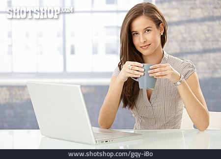 
                Geschäftsfrau, Mobile Kommunikation, Kaffeepause                   