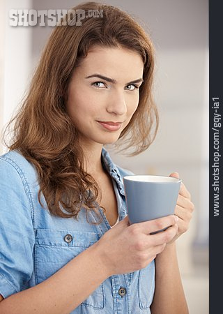 
                Junge Frau, Kaffeepause                   
