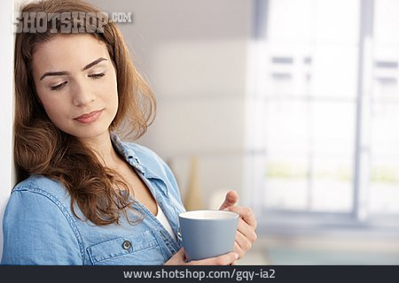 
                Junge Frau, Genuss & Konsum, Kaffeepause                   
