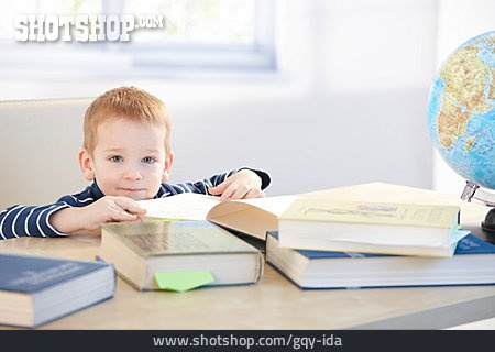 
                Junge, Lesen, Wissbegierig                   