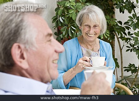 
                Spaß & Vergnügen, Kaffeepause, Seniorenpaar                   
