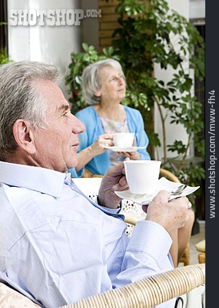 
                Pause & Auszeit, Kaffeepause, Seniorenpaar                   
