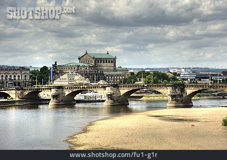 
                Dresden, Brühlsche Terrasse, Augustusbrücke                   