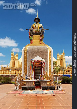 
                Stupa, Pha That Luang, Opfergaben                   