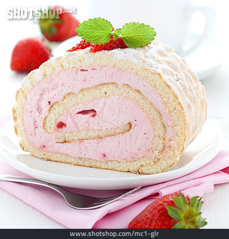 
                Dessert, Erdbeercreme, Biskuitrolle                   