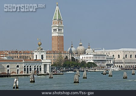 
                Venedig, Markusturm, Markusdom                   