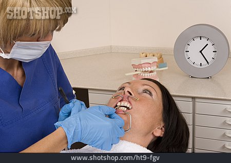 
                Zahnärztin, Zahnarztbehandlung, Zahnfarbe                   