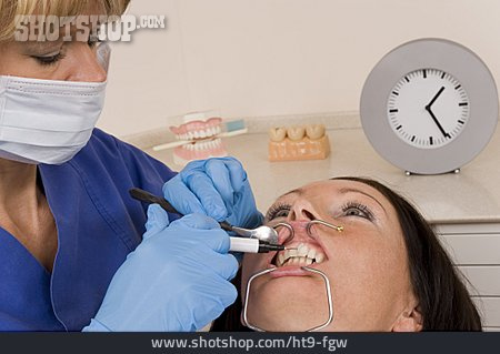 
                Zahnärztin, Zahnarztbehandlung, Bleaching                   