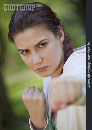 
                Junge Frau, Frau, Kämpfen, Selbstverteidigung, Boxen                   