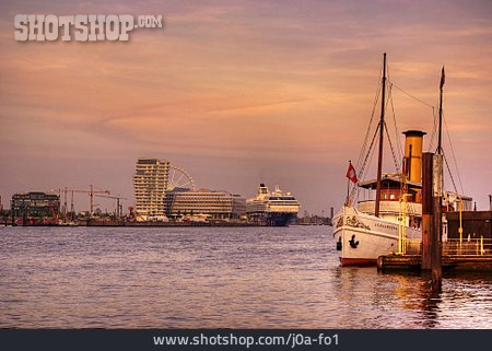 
                Dampfschiff, Hamburger Hafen, Hafencity                   
