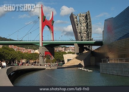 
                Bilbao, Museum Guggenheim, La Salve Brücke                   