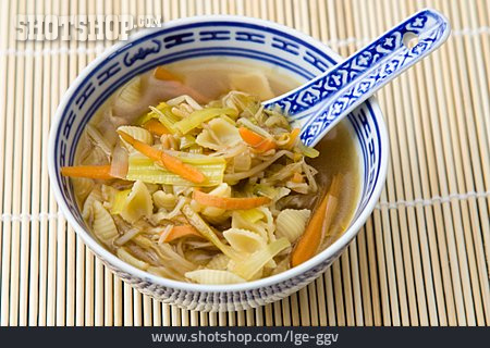 
                Asiatische Küche, Gemüsesuppe, Nudelsuppe                   