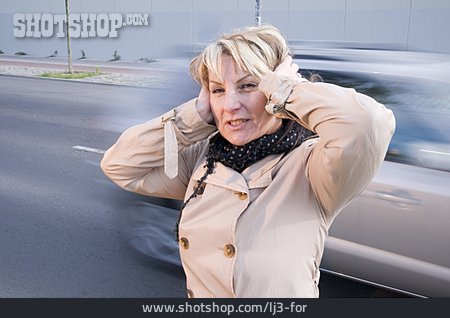 
                Frau, Ohren Zuhalten, Lärmbelästigung, Straßenlärm, Verkehrslärm                   