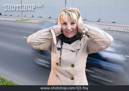 
                Frau, Ohren Zuhalten, Lärmbelästigung, Straßenlärm, Verkehrslärm                   