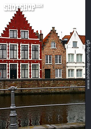 
                Old Town, Gracht, Bruges                   