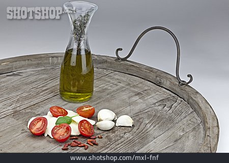 
                Holzbrett, Olivenöl, Caprese                   