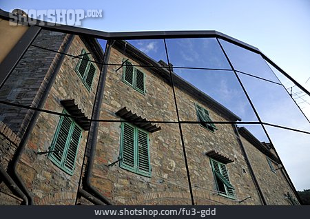 
                Spiegelung, Glasfassade, Montaione                   