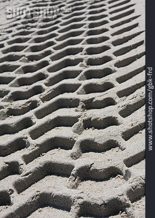 
                Sand, Reifenspur, Reifenabdruck                   