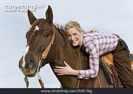 
                Junge Frau, Pferd, Tierliebe                   