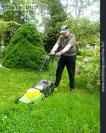 
                Senior, Gartenarbeit, Rasenmähen                   