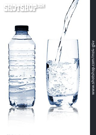 
                Wasserglas, Wasserflasche, Einschenken                   