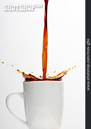
                Kaffee, Eingießen, Kaffeetasse                   