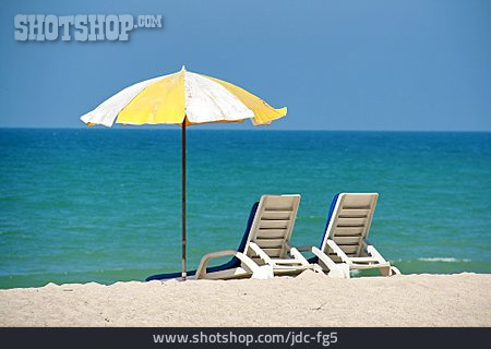 
                Reise & Urlaub, Strand, Sonnenschirm, Liegestuhl, Badestrand                   