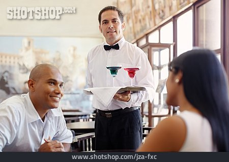 
                Cocktail, Servieren, Liebespaar, Kellner                   