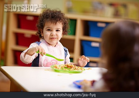 
                Mädchen, Essen, Kindergartenkind                   