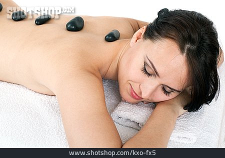 
                Junge Frau, Wellness & Relax, Entspannung, Warmsteinmassage                   