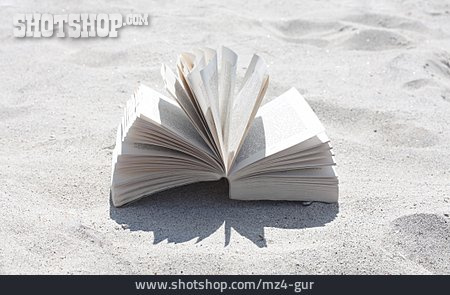 
                Strand, Blättern, Buch, Reiselektüre                   