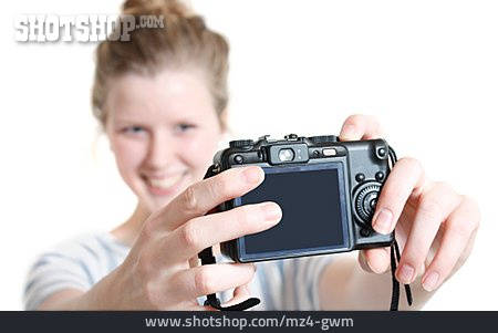 
                Junge Frau, Digitalkamera, Selbstportrait, Schnappschuss                   