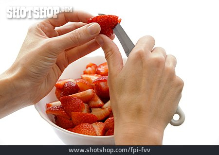 
                Hand, Erdbeeren, Schneiden, Zubereiten                   