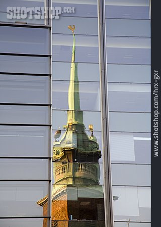 
                Spiegelung, Kirchturm, Glasfassade                   