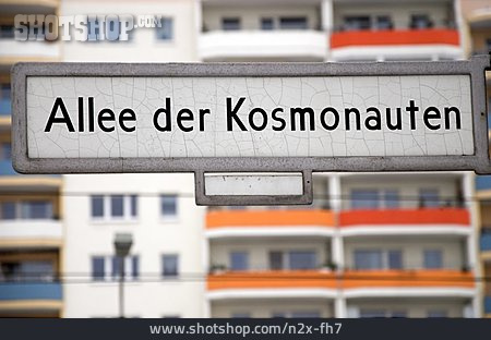 
                Berlin, Straßenschild, Allee Der Kosmonauten                   