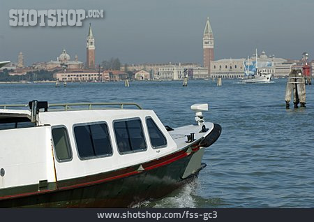 
                Venedig, Wassertaxi, Vaporetto                   